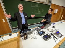 Für die Demonstration der Sprachverschlüsselung hatte Prof. Hartmut Luge allerhand technisches Gerät mitgebracht. Kamerafrau Lisa sorgt dafür, dass auch kleine Dinge groß rauskommen.