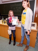Stolz und froh: Lilly Leißner hat alle vier Vorlesungen in diesem Jahr besucht und bekommt deshalb von Linda Meyer das KinderUni-Diplom überreicht.