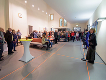 Nicht abergläubisch, sondern überzeugt von der Wirkung der Bilder: Dr. Ursula Zenker (rechts) begrüßt zur inzwischen 13. Ausstellung im Lichthof des Carl-Georg-Weitzel-Baus der Hochschule Mittweida. 