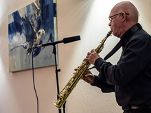 Musik zum Bild: Professor Götz Methfessel begleitet die Vernissage musikalisch.