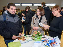 Mohmad kommt aus Syrien und möchte in Mittweida studieren. Dr. Julia Köhler vom Prorektorat Internationale Beziehungen und Marion Dienerowitz vom Auslandsamt der Hochschule (v.l.) kümmern sich sowohl um ausländische Studierende in Mittweida als auch um deutsche Studierende, die einen Studienaufenthalt im Ausland planen.