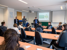 Prof. Andreas Hollidt, Lars Melzer und Prof. Volker Tolkmitt (v.l.) stellen das Studienangebot der Fakultät Wirtschaftsingenieurwesen vor.