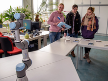 Der Roboter gehorcht Kathrin Bothe (links) von der Fakultät Ingenieurwissenschaften. Sie erklärt Tim und Laura aus Freiberg, wie das geht.
