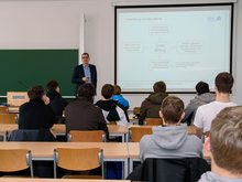 Großes Thema: Big Data. Was man draus macht, kann man in Mittweida studieren. Prof. Andreas Ittner von der Fakultät Angewandte Computer- und Biowissenschaften stellt das breite Informatik-Studienangebot seiner Fakultät vor.