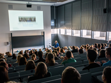 Nach wie vor beliebt: was mit Medien. Prof. Christof Amrhein von der Fakultät Medien stellt vor vollem Saal den Studiengang Medienmanagement vor, der Produktion, Gestaltung, Inhalt und Management verbindet.