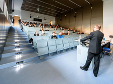 Derselbe Hörsaal im neuen Zentrum für Medien und Soziale Arbeit, aber mit Publikum mit mehr Herz für die Technik: Prof. Mike Winkler von der Fakultät Medien präsentiert den Studiengang Media and Acoustical Engineering.