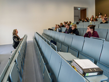 Big Problem: die sozialen Folgen von Krankheit. Diesen und anderen Themen geht Prof. Barbara Wedler von der Fakultät Soziale Arbeit in der Lehrveranstaltung &gt;&gt;Biopsychosoziale Grundlagen&lt;&lt; nach. Heute sind auch einige Schnupperstudenten dabei. 