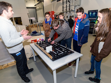 Den Laserstrahl um die Ecke ins Ziel bringen. Mathias Müller vom Laserinstitut Hochschule Mittweida lässt Jakob, Michael, Franz, Antonio und Johanna machen (v.l.n.r.) Das Laserlabyrinth ist auch Bestandteil des Schülerlabors der Hochschule Mittweida. 