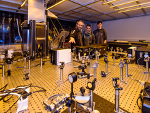 &gt;&gt;Ultrakurzpulsbearbeitung&lt;&lt; ist hier das Stichwort. Markus Olbrich vom Laserinstitut Hochschule Mittweida zeigt Jonas und Franz (v.l.) einer der vielen faszinierenden Möglichkeiten des Lasers, die in Mittweida erforscht und entwickelt werden.