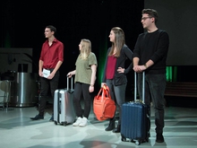 Moderator Marco Gilly im Gespräch mit den Outgoings Michèle Tille (Finnland), Julia de Haney (Philippinen) und Philipp Klucznik (Schottland) (v.l.n.r.)