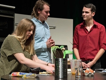 Kochen - und Essen - verbindet: Finnische Kocheinlage mit Michèle Tille und Incomer Leo aus Finnland sowie Moderator Marco (v.l.n.r.)