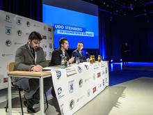 Im Stil einer Pressekonferenz stellen die Studierenden ihre Kampagne für das Udo Steinberg Turnier kommenden Mai vor.