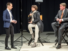 Thoams Schmieder (links) im Gespräch mit Cornelia Jahnel von Heliatek und Prof. Dr. Dirk C. Meyer vom ZeHS, die über Ansprüche der Anwender an Visualisierungssoftware und ihre Erfahrungen mit Cinector Stage berichten.