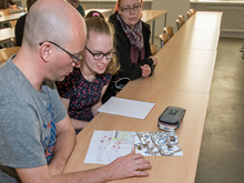 Ein Plan ist wichtig. Lena aus Glauchau mit ihren Eltern ist vorbereitet.