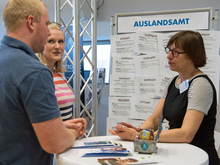 Ausreisen: Marion Dienerowitz vom Akademischen Auslandsamt (rechts) pflegt weltweite Hochschulkontakte. Christopher und Selina aus Mittelfranken fragen nach.