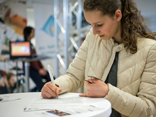 Ausfüllen: Die Hochschule fragt die Besucher nach ihren Interessen, um das Informationsangebot noch besser zu machen. Milenas Interesse liegt bei der Betriebswirtschaft.