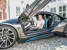 Mittweida: Platz an der Sonne im i8 für Eric aus Leipzig, der sich für die Studienrichtung Elektromobilität interessiert.