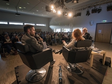 Das Studio B bietet Raum für Podium und Publikum.