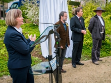 Kanzelerin Sylvia Bäßler freut sich über die verbindende Symbolik des Möbiusbands.