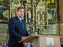 Gerd Köhler vom Kirchenvorstand der Evangelischen Kirchgemeinde Mittweida begrüßt die Festgemeinde in seiner Kirche. 