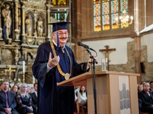 Rektor Ludwig Hilmer hat die zukünftigen Botschafter der Hochschule im Rücken.