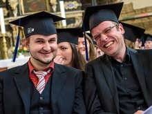 Jetzt auch mit Hut: Andreas Hiekel und Erik Hilse (v.l.) sind zwei von 507 Absolventen der Fakultät Medien.