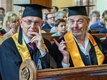 Schon länger mit Hut: Peter Gottschalk und Horst Müller (v.l.) sind zwei Professoren der Fakultät Medien.