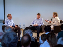 Ausblick auf den &gt;Dialog kontrovers&lt; 2019 mit einem Rückblick auf den &gt;Dialog kontrovers&lt; vom 21. Juni 2017: Franz Müntefering (l.) diskutierte moderiert von Prof. Stefan Busse (r.) mit Prof. Christoph Meyer die Frage &gt;&gt;Wer regiert die Demokratie?&lt;&lt;