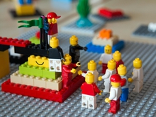 Spielen ausdrücklich erwünscht: Teilnehmende lernen in interaktivem Workshop die Einsatzmöglichkeiten von LEGO® SERIOUS PLAY® in der Lehre kennen. 