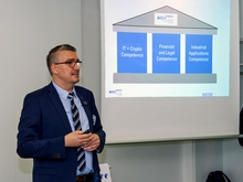 Prof. Andreas Ittner erläutertet die drei Säulen des neuen Instituts.