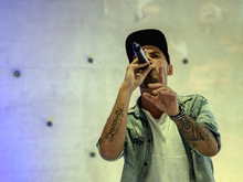 Muiskalischer Auftakt zur Vernissage: Rapper Samadhi mit &gt;&gt;Wunder&lt;&lt;.