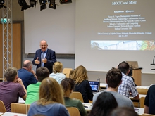 Rektor Ludwig Hilmer eröffnet das Kolloquium und würdigt den internatiomalen Werdegang von Katy Börner, die mit ihrem Thema moderne Wissensvermittlung die Leidenschaft der Hochschule Mittweida teile.