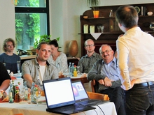 Unter den aufmerksamen Zuhörern beim Gründerstammtisch ist auch Rektor Ludwig Hilmer (r.). (Foto: Saxeed)