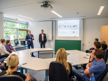 Christian Ulbrich und Sergiy Pokotilov von der Fakultät Wirtschaftingenieurwesen stellen deren Studienangebote vor.