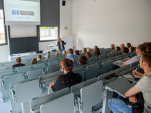 Tarditionell zulassungsbeschränkt ist der Studiengang Medienmanagement. Professor Christof Amrhein stellt ihn vor.