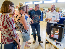 Professor Jörg Matthes von der Fakultät Ingenieurwissenschaften mit Familie Stopp und Studentin Anna (v.l.)