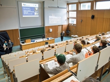 Mehr als 50 Kinder sind diesmal zur KInderUni in den f´großen Hörsaal gekommen. Ihre Eltern sind im Nachbarhörsaal und verfolgen die Vorlesung per Videoübertragung.