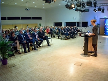 Teilnehmer bei der Eröffnungsveranstaltung im Studio B der Hochschule, moderiert von Dr. Ramona Kusche