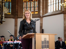 Angela Scheil vom Kirchenvorstand begrüßte die Neuen in ihrer Kirche &gt;Unser lieben Frauen&lt;. Sie ist seit vielen Jahren der Ort für die Feierlichen Immatrikulationen und Exmatrikulationen der Hochschule.