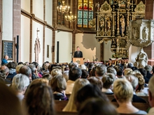 Gordon Guido Oswald vom Studentenrat der Hochschule ermutigte seine neuen Kommilitonen zu Engagement und Mitgestaltung einer weltoffenen Hochschule.