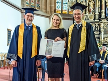 Carl-Georg-Weitzel-Preis für Yuliya Bachurka, hier mit Professor Michael Hösel (l.) und ihrem Prüfer Professor Serge Velesco.