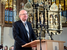 Pfarrer Arndt Sander begrüßt die Festgemeinde ...