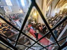 und freut sich über eine gefüllte Kirche.