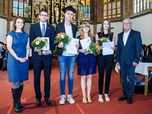 Volontäre der Mitteldeutschen Journalisten Schule (MJS) verabschiedet von MJS-Koordinatorin Dr. Verana Jahn (l.) und Michael Hiller, Geschäftsführer des Deutschen Journalistenverbands (DJV) Sachsen (r.).