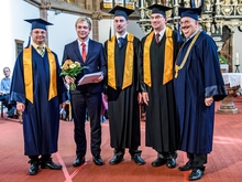 Dekan Uwe Mahn mit Neuman-Preisträger Theo Pflug und den Professorenkollegen Leif Goldhahn, Alexander Horn und Rektor Ludwig Hilmer (v.l.)
