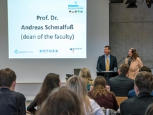 ... mit Grußwort von Prof. Andreas Schmalfuß, Dekan der Fakultät Wirtschaftsingenieurwesen.