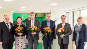 Rektor Ludwig Hilmer mit den amtierenden und neu gewählten Prorektoren Monika Häußler-Sczepan, ihrem Nachfolger Volker Tolkmitt, Gerhard Thiem und seinem Nachfolger Uwe Mahn sowie Kanzlerin Sylvia Bäßler (v.l.)