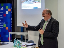 Für Rektor Prof. Ludwig Hilmer ist das neue Institutut ein weiterer wichtiger Baustein für die Entwicklung der Hochschule im digitalen Wandel von Wirtschaft und Gesellschaft. 