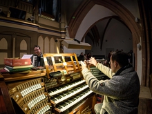 Oben am Bildrand zu erkennen: Einige Pfeifen der Orgel sind schon ausgebaut. Die große Sanierung steht 2018 an.