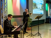 Mit Musik kommt und geht alles leichter: Hans-Richard Ludewig (Piano) und Christoph Hermann (Posaune) begleiten den Festsenat.